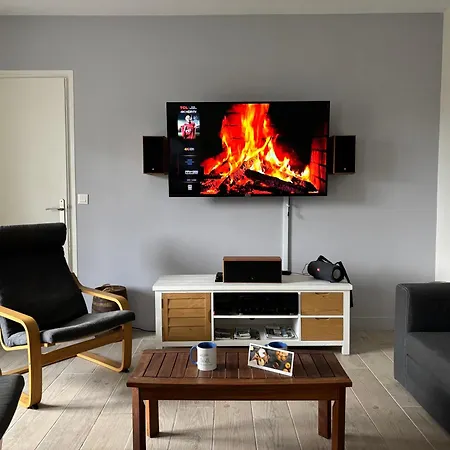 Maison Lumineuse: Spacious Near Omaha Holiday home Trevieres