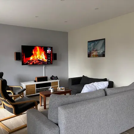 Maison Lumineuse: Spacious Near Omaha Holiday home